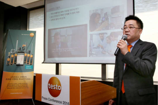 이명식 테스토코리아 지사장이 '스마트 프로브'를 소개하고 있다. <테스토 제공>